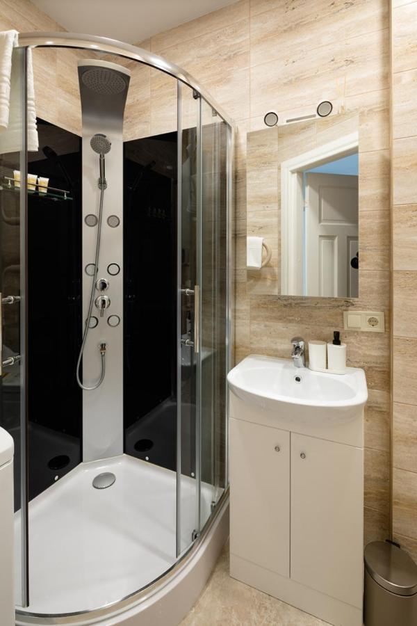 Cozy 2 Bedroom Apartment In Riga Centre ภายนอก รูปภาพ